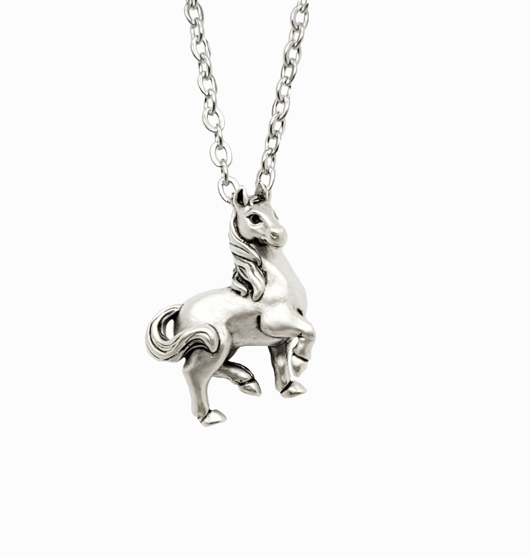 Horse pendant made in silver plate